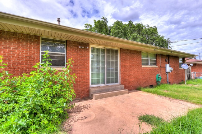 Building Photo - Spacious 3-Bedroom Home with a Fenced Yard and Easy Access to Everything!