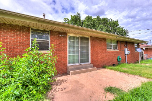 Building Photo - Spacious 3-Bedroom Home with a Fenced Yard...