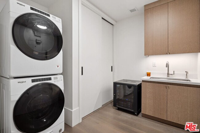 Building Photo - 8420 W Sunset Blvd