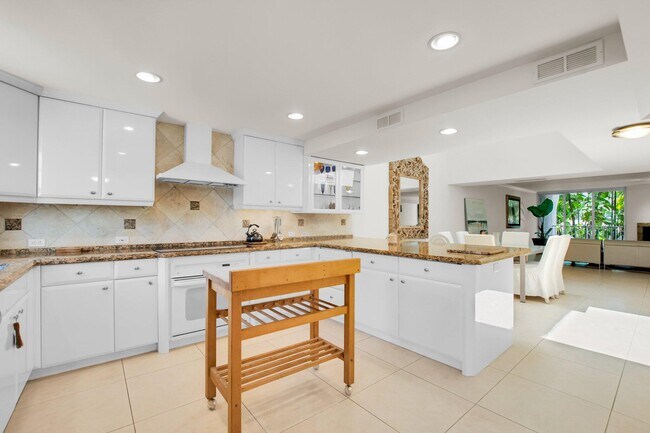 Building Photo - 1222 Hillsboro Mile