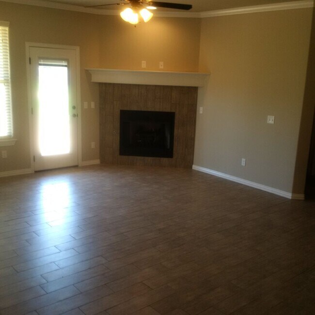 Building Photo - 3 bedroom 2 bath home in East Fayetteville