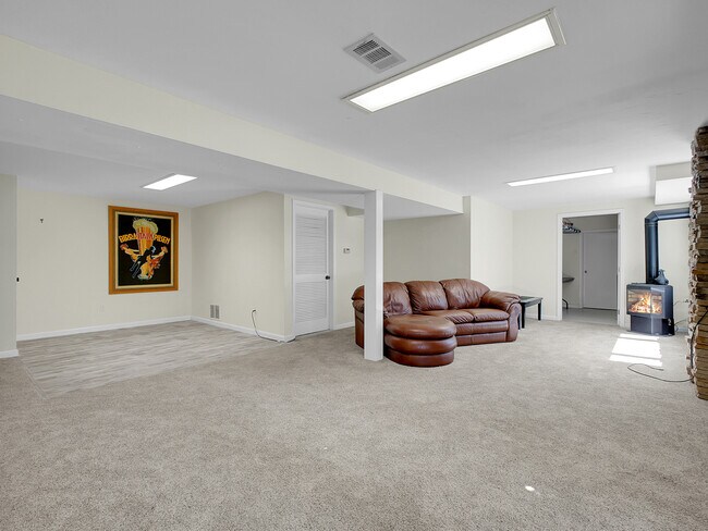 Building Photo - 34586 Circle Dr