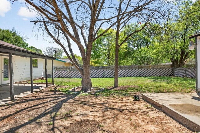 Building Photo - 10004 Woodhaven Dr