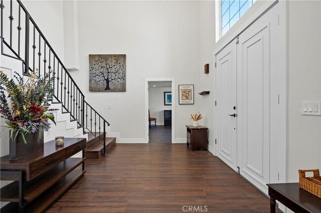 Building Photo - 7425 Vanalden Ave