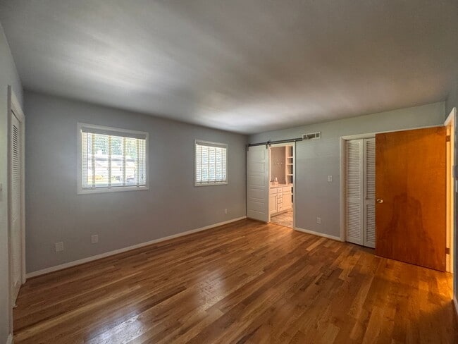 Building Photo - 4 Bedroom Jamestown Beauty!