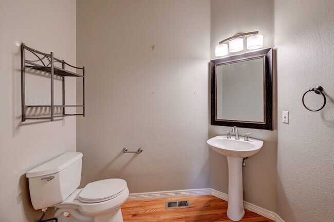 Building Photo - 4 bedroom, 5 bath hime with 3 car garage