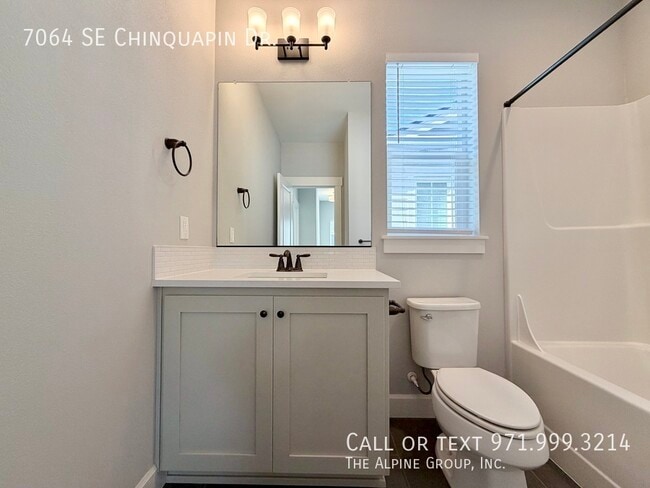 Building Photo - 7064 SE Chinquapin Dr