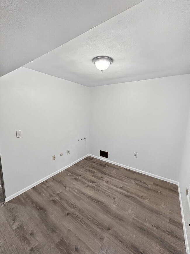 Building Photo - 1530 Barr Ave