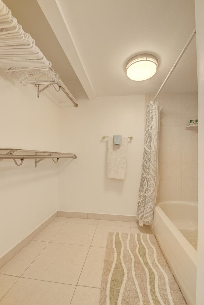 Building Photo - 550 SW 2nd Ave