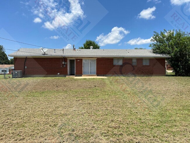 Building Photo - 402 W Curtis Dr