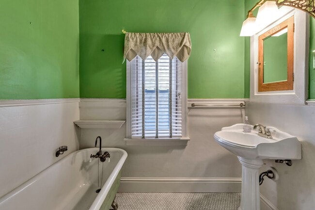 Building Photo - 589 Breckenridge St