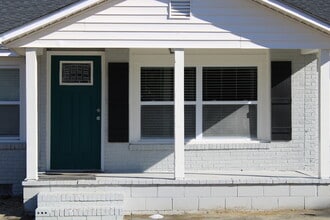 Building Photo - 122 Memorial Dr