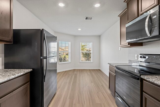 Building Photo - 15231 Central Lakes Dr