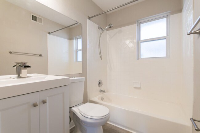 Building Photo - Beautiful 2BR/1.5BA condo in a gated community in the heart of Sandy Springs