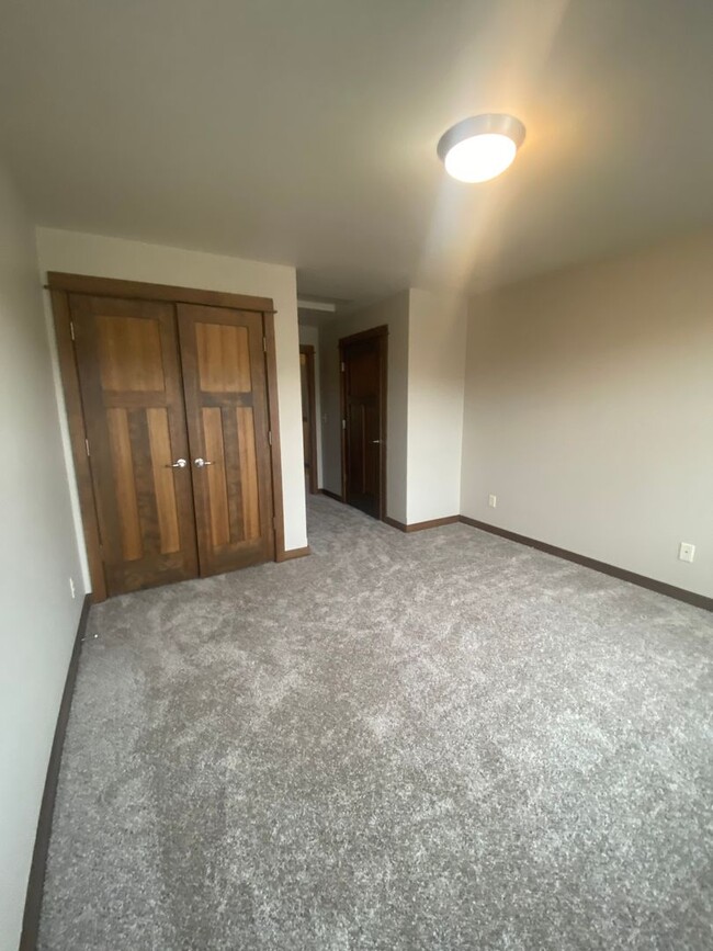 Building Photo - Valley West End Unit Condo- Available NOW!