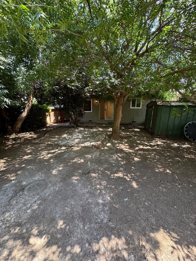 Building Photo - Beautifully Updated 2 Bedroom Home Near Freeway Access