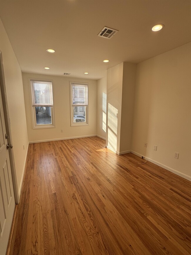 Building Photo - 142 Webster Ave