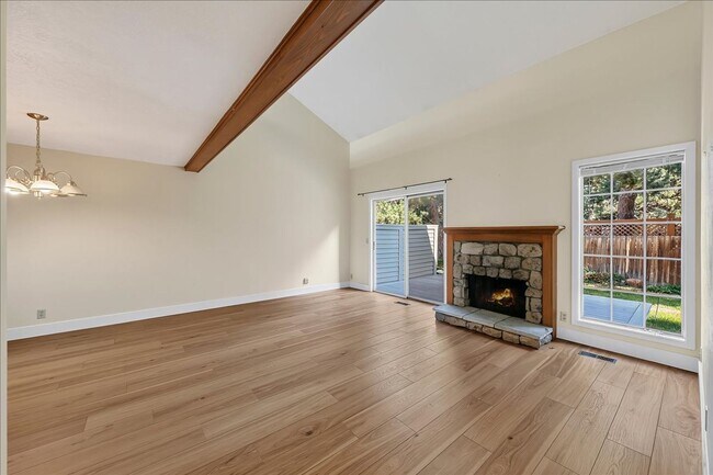 Building Photo - Charming SE Boise Townhome Near the Greenbelt