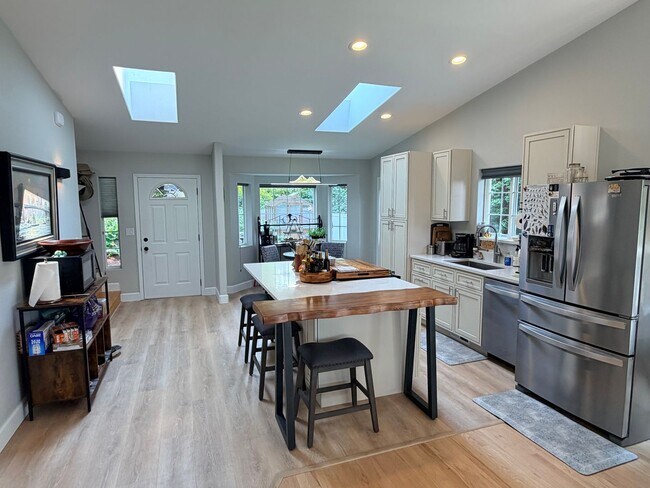 Building Photo - Executive 5 bed/4 bath home, POOL with pool service, decks with VIEWS, two kitchen/living room ar...