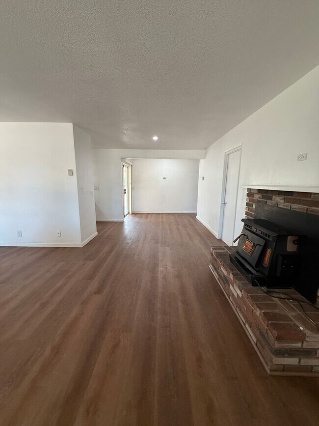Building Photo - Charming 4-Bedroom Home for Rent in Hesperia, CA!