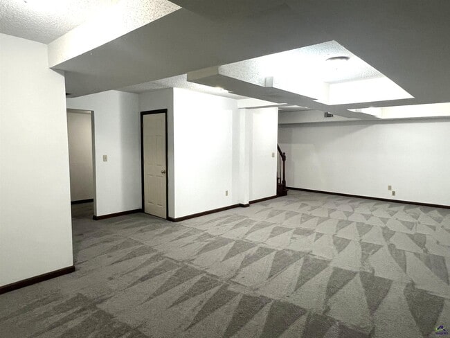 Building Photo - 136 River Knoll