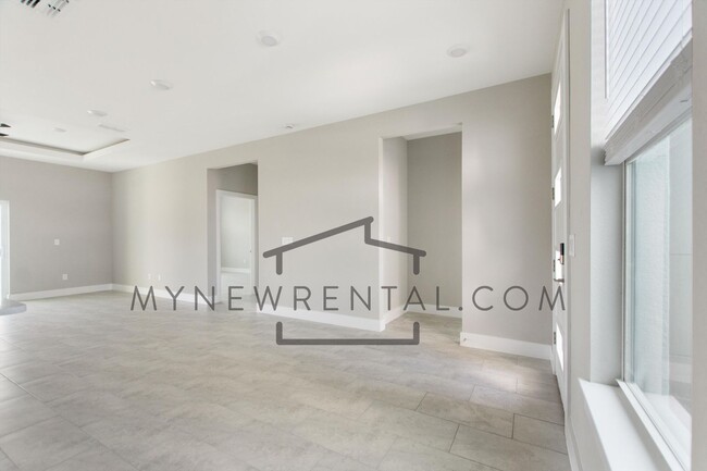 Building Photo - 25307 Alicante Dr