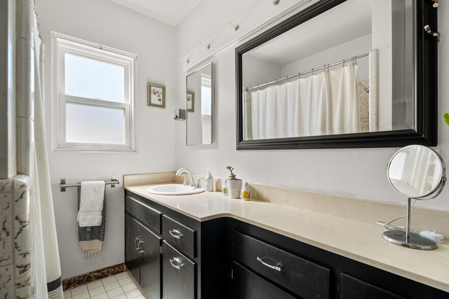 Building Photo - 5418 Siesta Dr