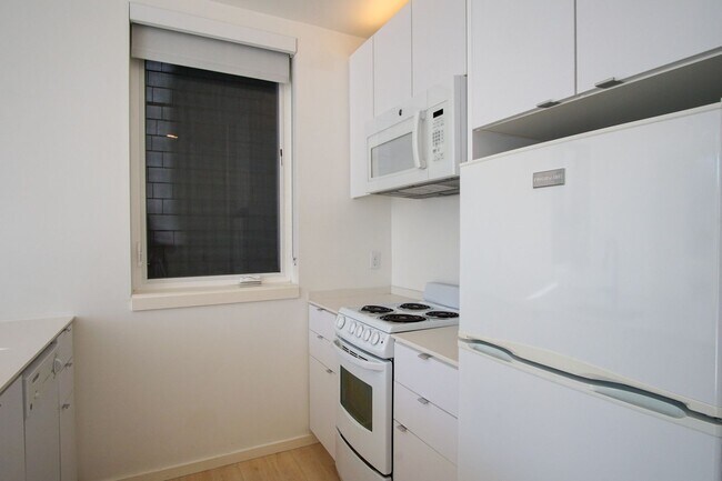 Building Photo - Modern 2nd Floor Studio with D/W & Washer/...