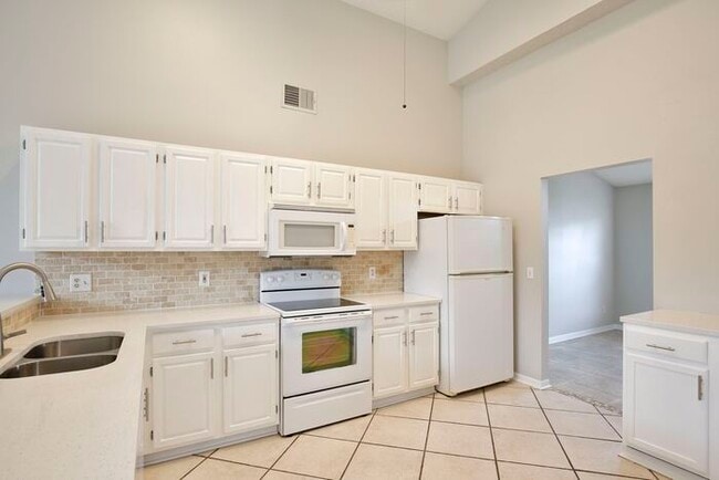 Building Photo - Stunning 3/2 Home with a Spacious 2 Car Ga...