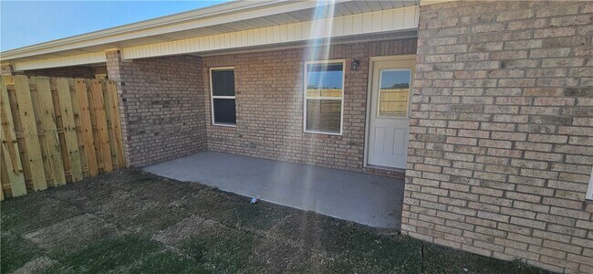 Building Photo - 612 NW 69th Ave