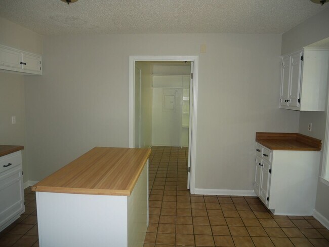 Building Photo - 5800 Dover Dr