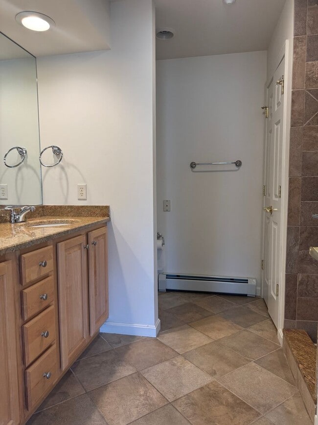 Building Photo - 3 Bedroom Condo in Hanover