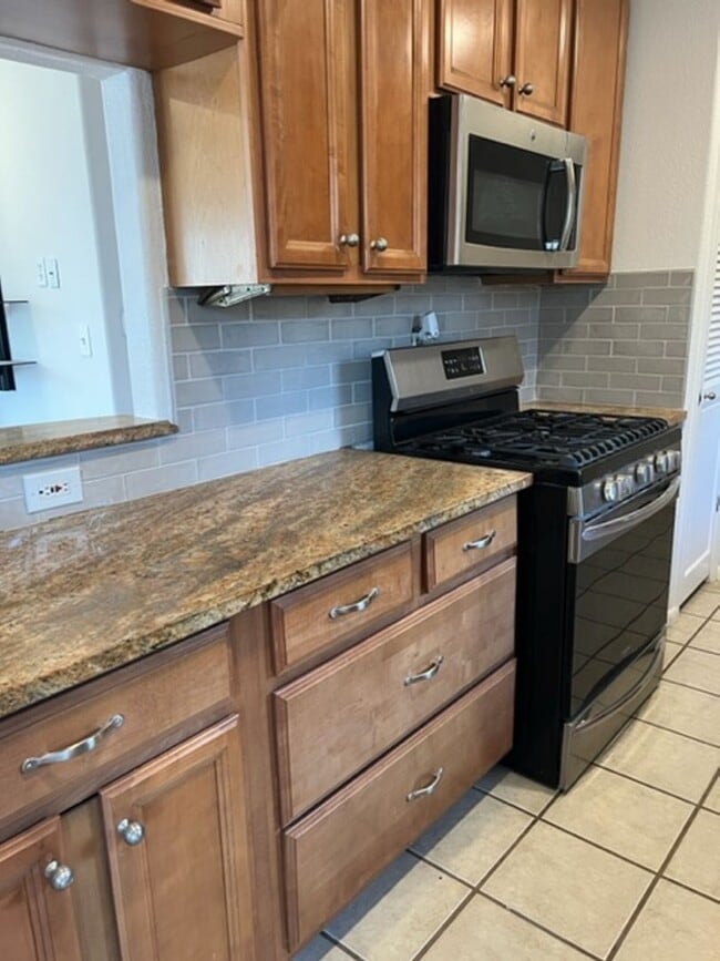 Building Photo - 4 BEDROOM HOME IN SKYWAY!!