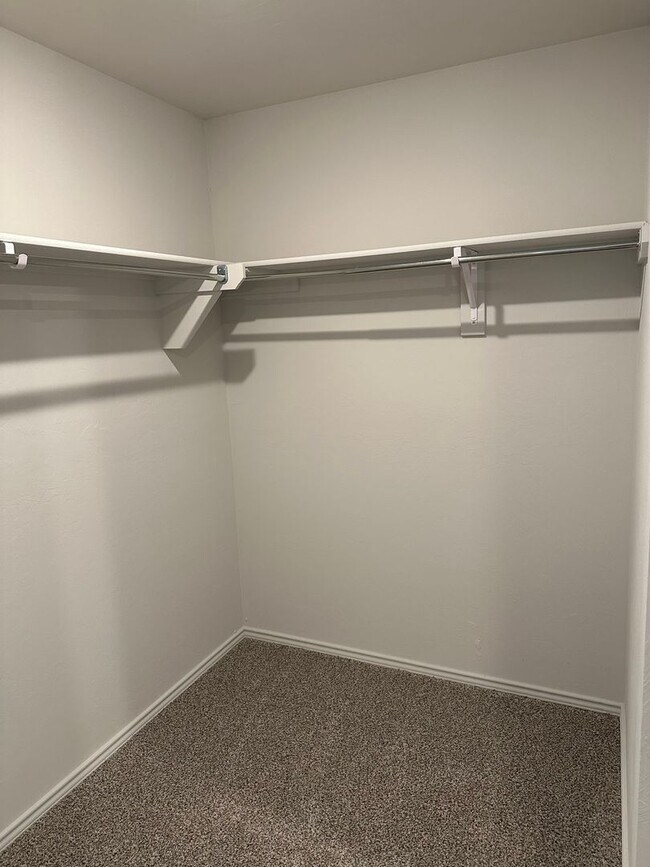 Building Photo - *Pre-leasing* NEWER Three Bedroom | Two Ba...