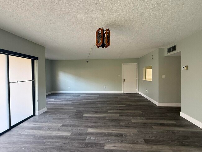 Building Photo - 2050 Oleander Blvd