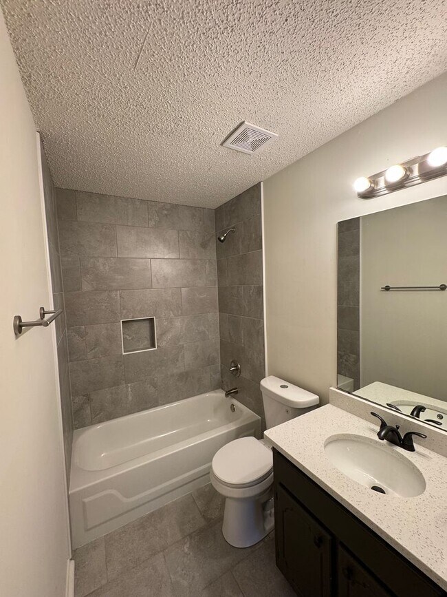 Building Photo - Renovated 2 Bedroom 1 Bath Home for Rent!