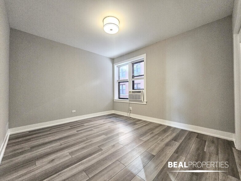 Building Photo - 3935 N Janssen Ave