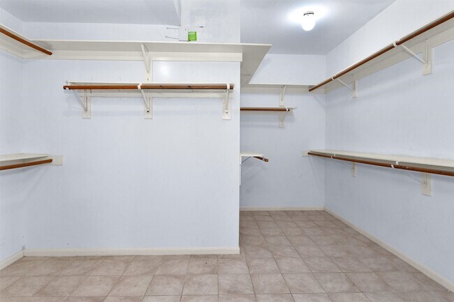 Building Photo - 1010 Maple Run Dr