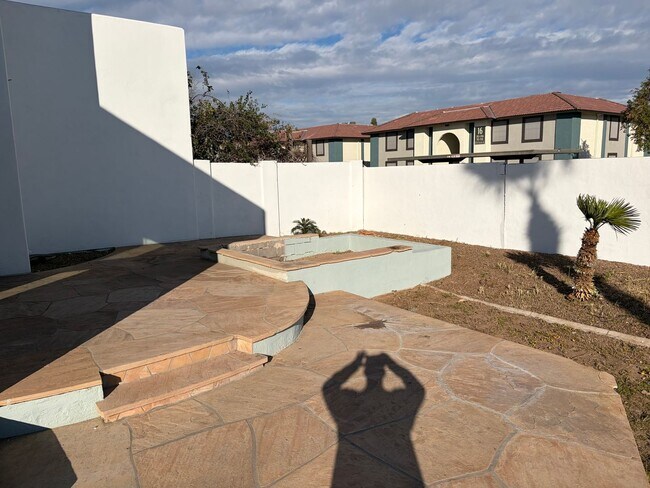 Building Photo - 2 Bedroom 2.5 Bath Townhome!