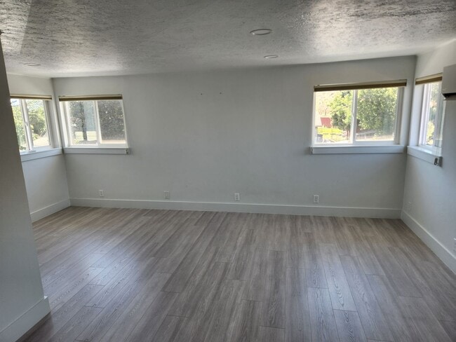 Building Photo - Modern Style and Luxury Amenities in Ephra...