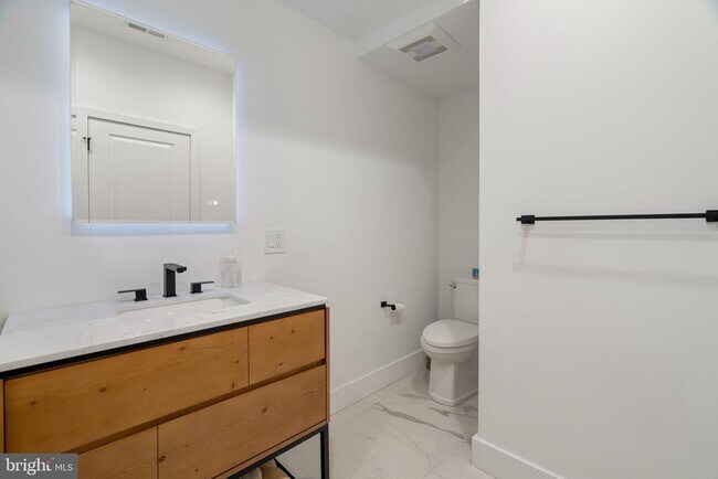 Building Photo - 2409 Oakford St