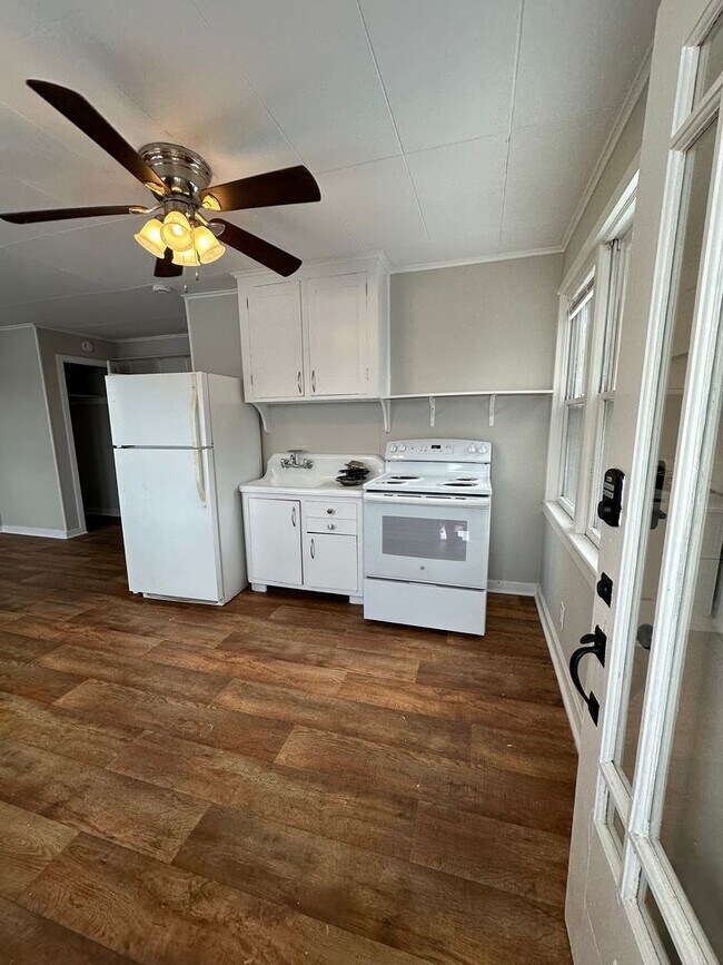 Building Photo - 213-215 E Franklin St