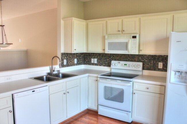 Building Photo - Great End Unit Townhome- Located in Mid-to...