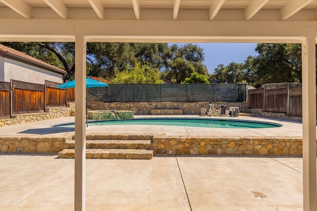 Building Photo - 304 El Conejo Dr