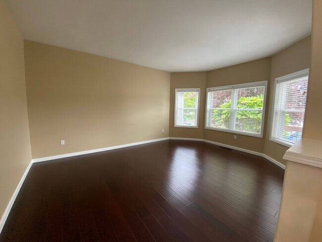 Building Photo - Beautiful 5 Bedroom Home!