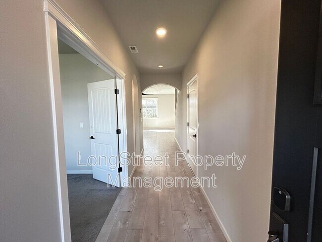 Building Photo - 7237 SE Berg Dr