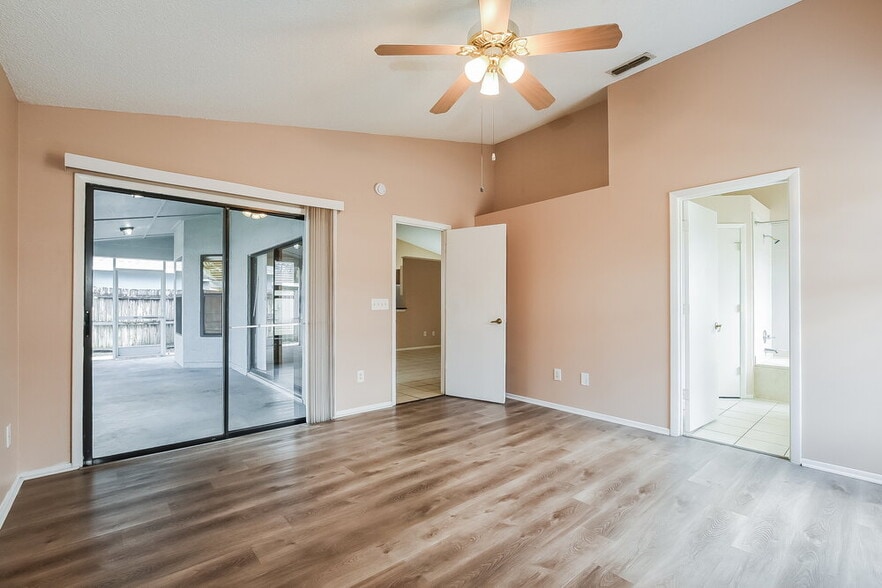 Building Photo - 1501 Woodfield Oaks Dr