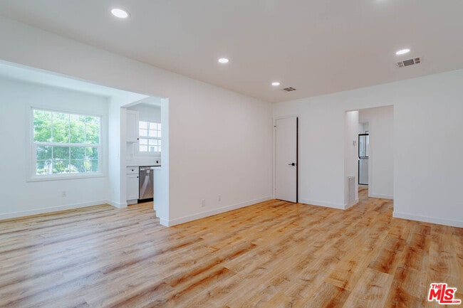 Building Photo - 938 W Glenoaks Blvd