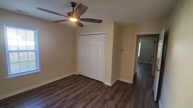 Building Photo - Newly Renovated 3 bedroom, 2 bath unit wit...