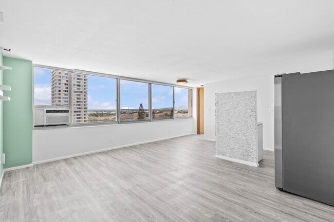 Building Photo - Welcome to your urban oasis!